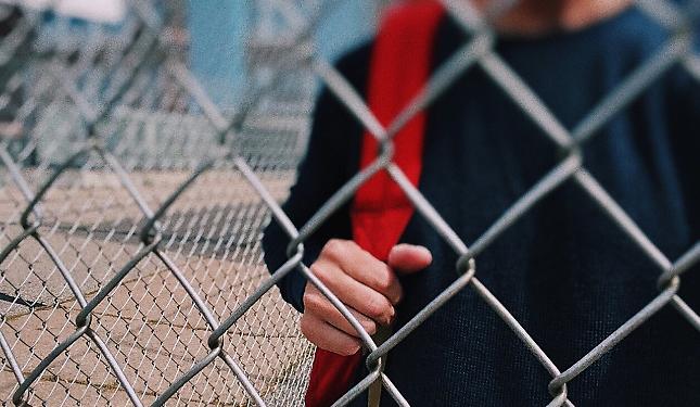 Picchiato dai genitori, chiede aiuto anche all'intelligenza artificiale