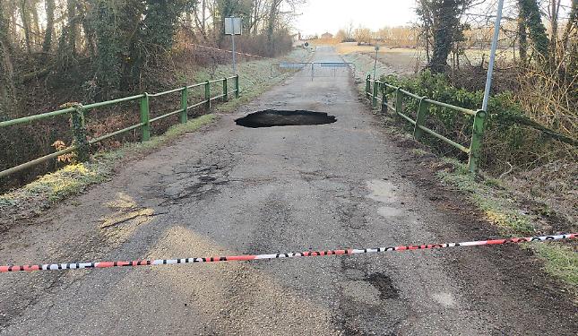 Si apre una voragine nel ponte, strada chiusa