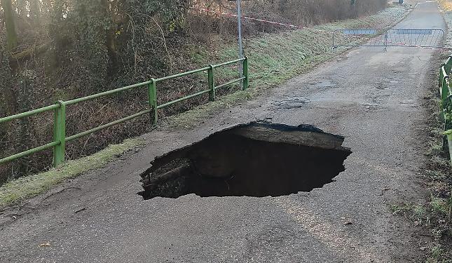 Cede un porzione di ponte in campagna