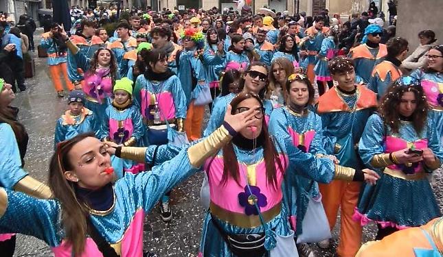 Il Carlev&egrave; di Mondov&igrave; sfida la pioggia: sfilata anticipata, ma festa piena!