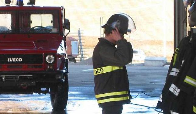Auto con a bordo due persone fuori strada sulla Statale 28