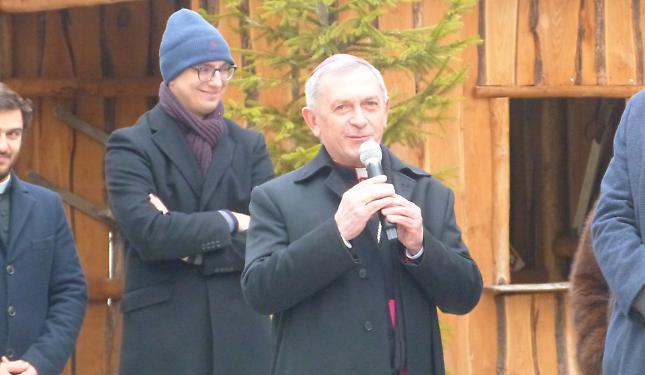 Una piazza gremita accoglie il vescovo Egidio: &laquo;Non abbiate paura di dirvi testimoni di Cristo&raquo;