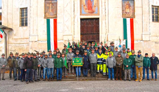 Pradeboni celebra le Penne Nere: oltre 70 persone per la festa degli Alpini