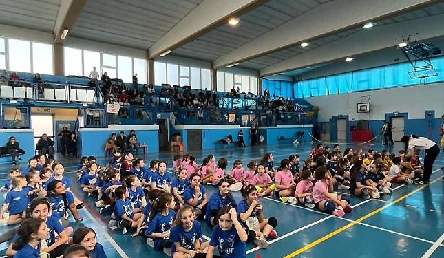 Sala pesi, nuove luci e impianto audio: la piccola societ&agrave; di volley recupera il palazzetto dello sport
