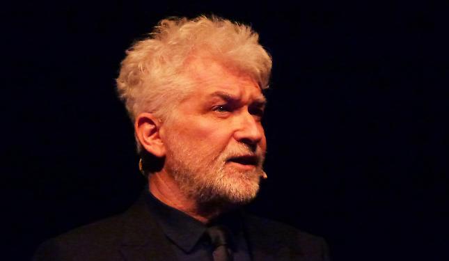 Gioele Dix a ruota libera: il monologo che sfida il tempo (e il pubblico)