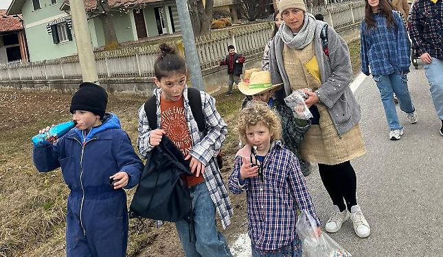 Bambini e famiglie dell'Oratorio portano avanti al tradizione dei magnin