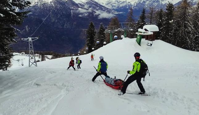 Scialpinista infortunata: trasportata a valle in toboga dal Soccorso Alpino