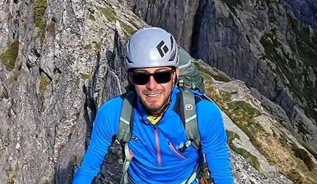 Una fiaccolata sulla neve per Erik: la montagna si stringe nel ricordo