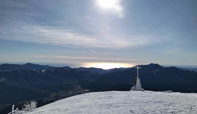 Due metri di neve e il mare all'orizzonte: lo spettacolare scatto che racconta la magia delle Alpi Liguri