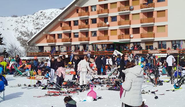Sole e clima mite: montagne prese d&rsquo;assalto. Traffico intenso e code gi&agrave; da Miroglio