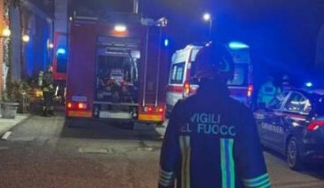 Sale su una rotonda e poi carambola su alcune auto parcheggiate