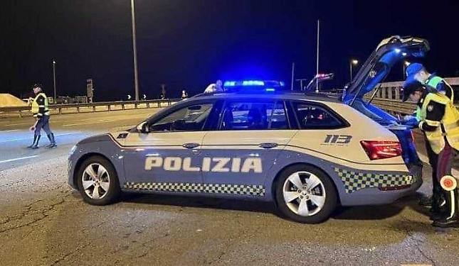 Tamponamento e un'auto si ribalta: autostrada chiusa nella notte