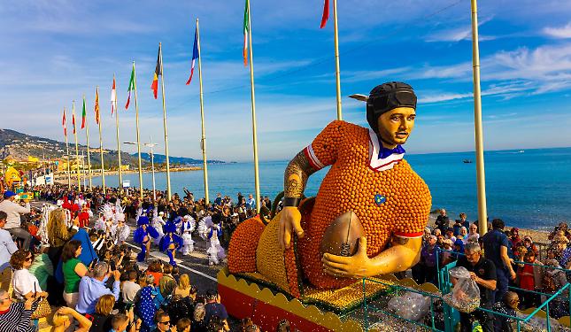 Non solo Ivrea: il Carnevale degli agrumi che incanta l&rsquo;Europa tra mare e sculture giganti