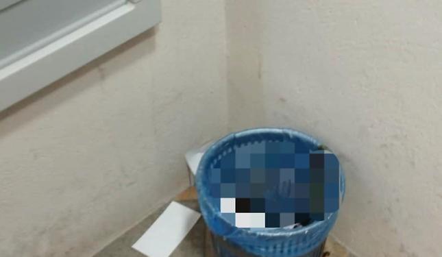 Escrementi nel cestino a fianco al bancomat: l'indignazione degli utenti