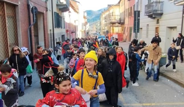 Invasione di oltre cento mascherine in paese: un'esplosione di festa e colori