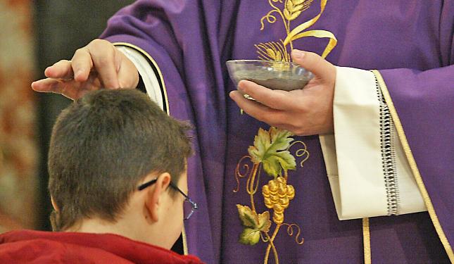 Inizia la Quaresima: il senso di questo rito. Il vescovo Egidio alla celebrazione delle ceneri a Chiusa Pesio