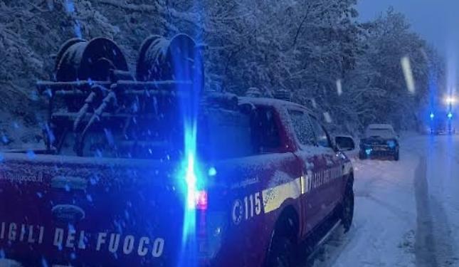 Camion bestiame si ribalta nella notte sotto la nevicata
