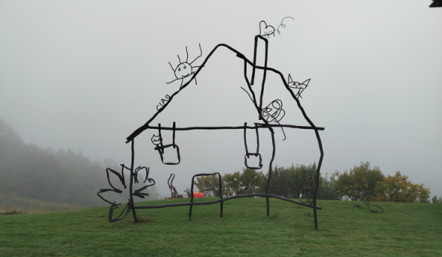 I disegni dei bambini sui banchi diventano una casa sulla collina: la storia arriva su Sky