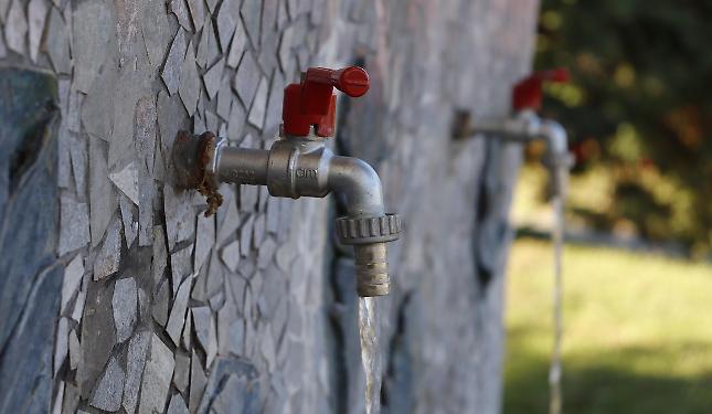 Fontane chiuse e studio medico: due interrogazioni della minoranza