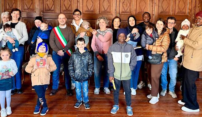 Piccole mani, grandi storie: un libro come primo regalo per i bimbi del 2025