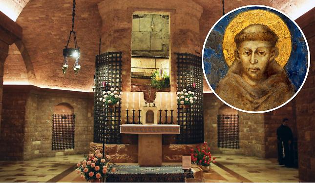 Assisi, evento storico: iniziata l&rsquo;ostensione straordinaria delle spoglie di San Francesco