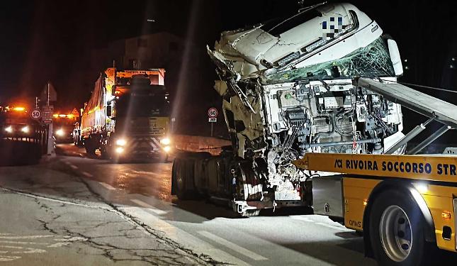 Notte di lavoro sulla Statale 21: recuperato mezzo pesante coinvolto in un incidente