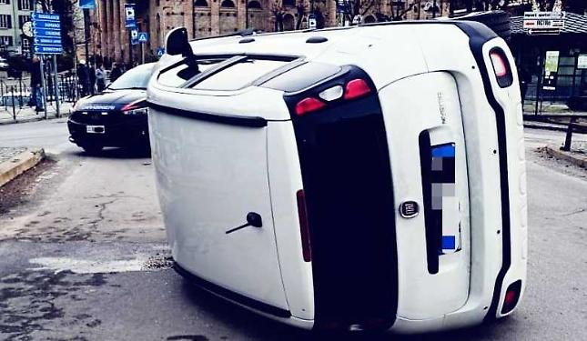 Auto si ribalta nel centro di Dogliani