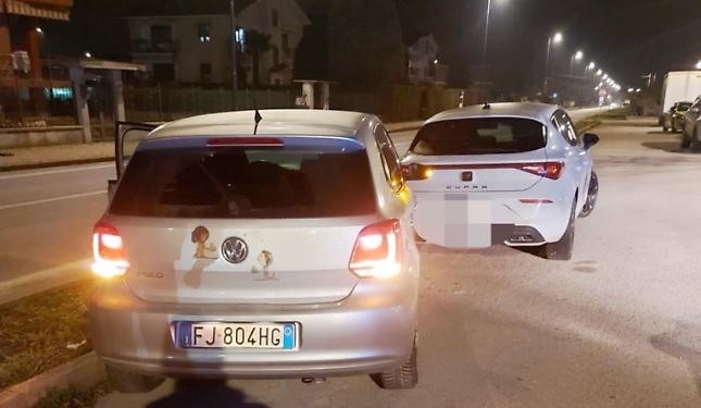 Inseguimento dopo una serie di furti, un ladro fugge a piedi: &egrave; caccia all'uomo