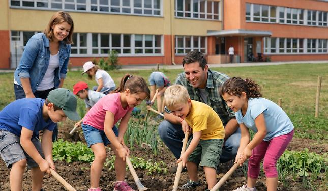 A scuola, i bimbi imparano a fare l'orto: mangiare bene &egrave; fondamentale