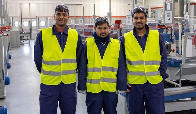 Cento gilet catarifrangenti per la sicurezza stradale dei migranti