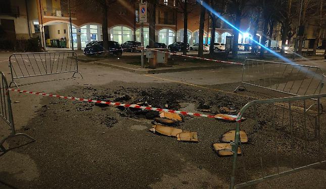 Incendio al cassonetto dei rifiuti: secondo episodio in pochi mesi