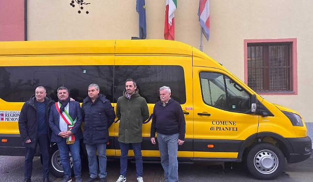Il paese festeggia il nuovo scuolabus: pi&ugrave; sicurezza e comfort per gli alunni, con un mezzo pi&ugrave; attento all'ambiente