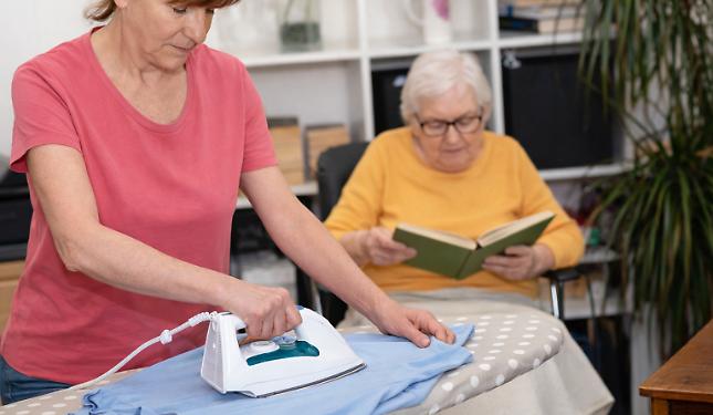 Dal 2026 addio ai bollettini cartacei: i contributi di colf e badanti si pagano on line