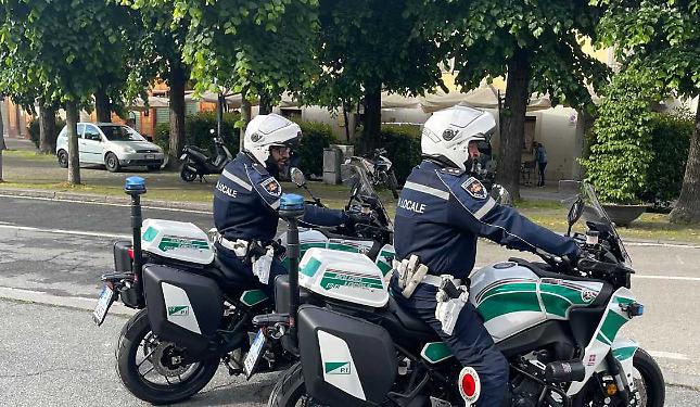 Apre lo sportello e fa cadere un ciclista, poi fugge. La sua patente era contraffatta