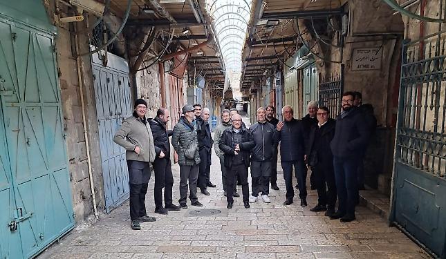 17 preti torinesi bloccati a Gerusalemme, in attesa del rientro