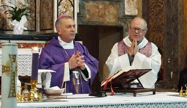 Il vescovo: &laquo;Non abituiamoci al clima di guerra. Preghiamo per la pace&raquo;