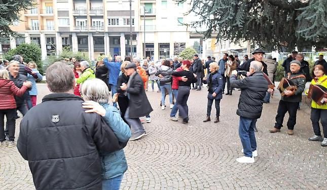 Canti e balli sotto i cedri per tutto il pomeriggio: in centinaia in piazza per salvare gli alberi