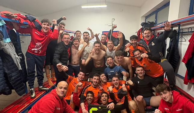 I festeggiamenti biancorossi negli spogliatoi dopo la roboante vittoria