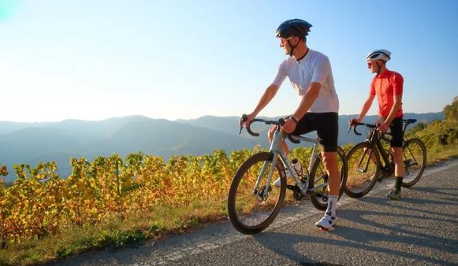 Biking Alta Langa: turismo lento, panorami mozzafiato e strade sicure