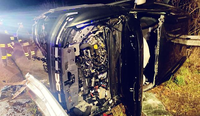 Auto si ribalta dalla rotonda, ferito il conducente
