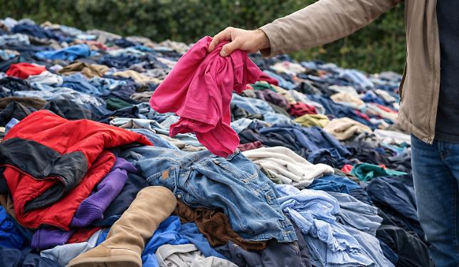 &laquo;Ogni anno compriamo 19kg di vestiti e ne buttiamo via 12&raquo;. Ecco come ridurre gli sprechi