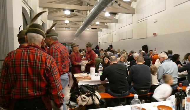 Bagna Cauda che passione! 150 persone alla serata delle Penne Nere al Salone Olivetti