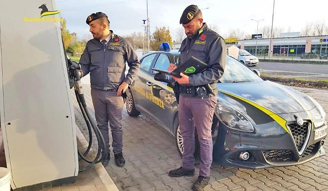 Il prezzo dei carburanti alle stelle: la Guardia di Finanza intensifica i controlli