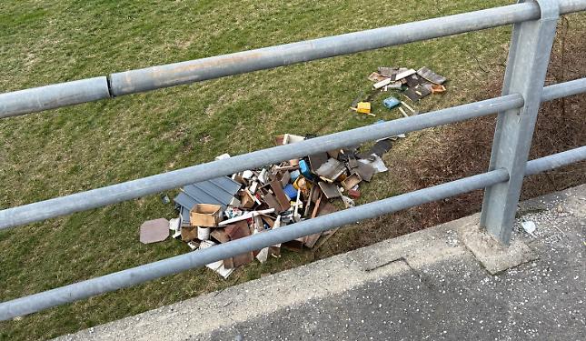 Getta un mucchio di rifiuti gi&ugrave; dal ponte a cinque minuti del Centro di raccolta comunale
