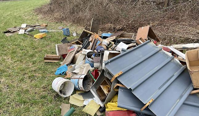 Getta un mucchio di rifiuti gi&ugrave; dal ponte a cinque minuti del Centro di raccolta comunale