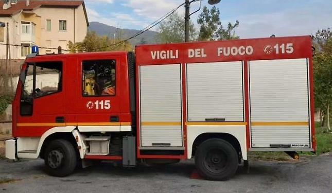 Incendio boschivo lungo la Strada Statale 28