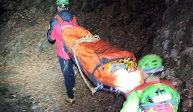 Si fa male in montagna: recuperata in barella dal Soccorso Alpino