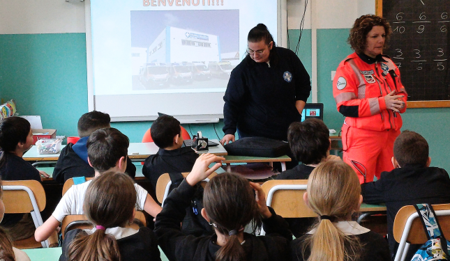 Intervenire nelle emergenze: i bimbi alla scoperta del lavoro della Croce Bianca