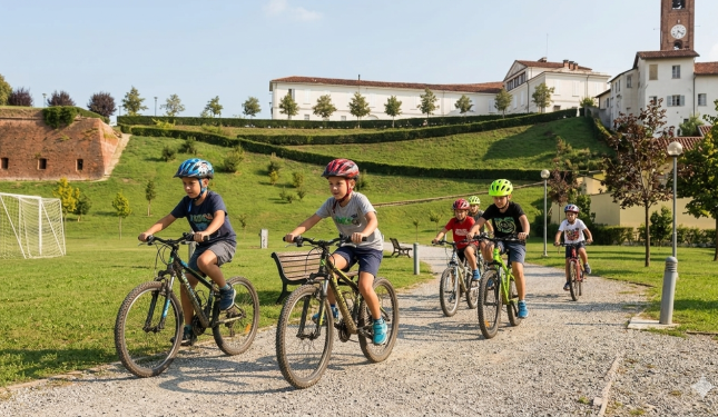 Caschetto allacciato e bici in ordine: chi vuole imparare ad andare in mountainbike?