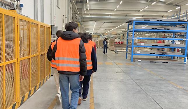 Studenti in fabbrica: non era lavoro, ma una visita guidata